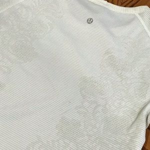 Lululemon Tech shirt Cream, with detail etching